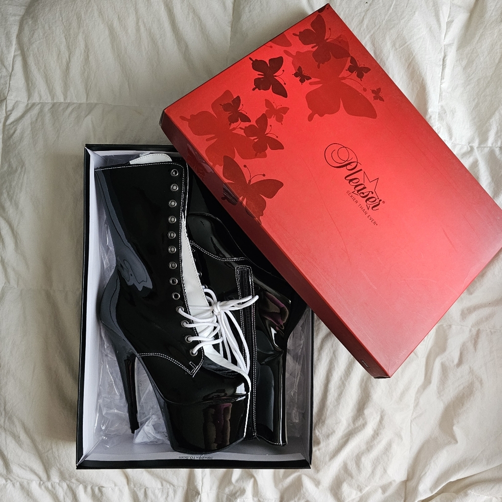 Pleaser Adore-1040TT | black & white platform boots